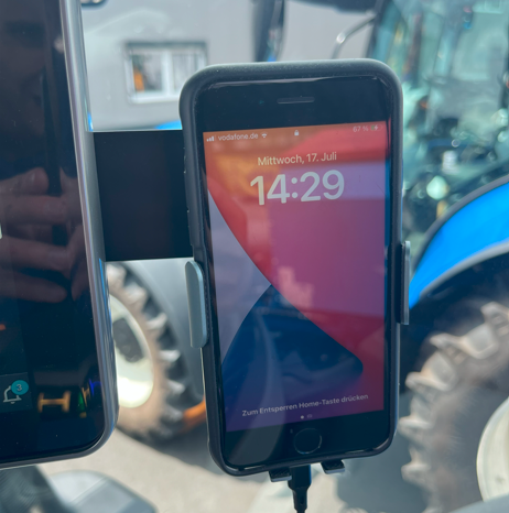 Handyhalterung mit wireless Ladefunktion für New Holland IntelliView 12